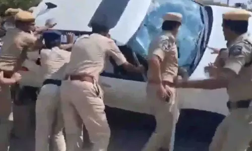 Telangana में नेताओं के बीच बहस के बाद बीजेपी और कांग्रेस कार्यकर्ताओं में झड़प Telangana में नेताओं के बीच बहस के बाद बीजेपी और कांग्रेस कार्यकर्ताओं में झड़प