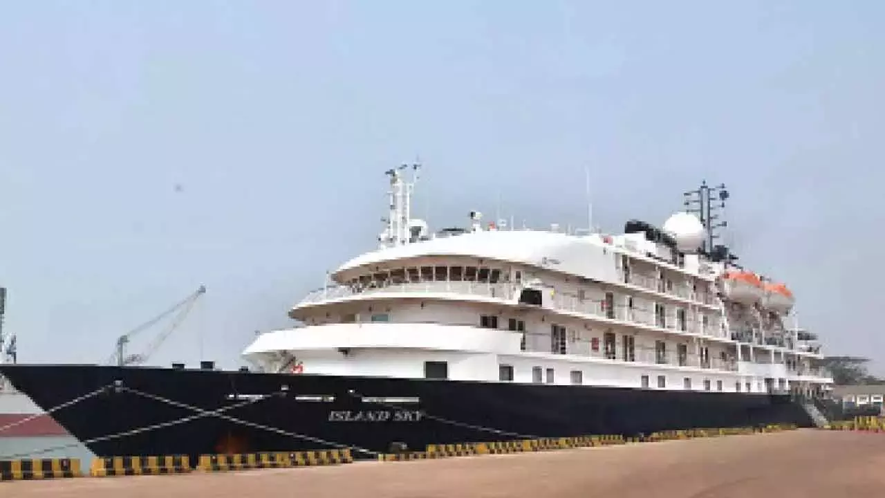 MS आइलैंड स्काई 95 यात्रियों के साथ नए मैंगलोर पोर्ट पर पहुंचा MS आइलैंड स्काई 95 यात्रियों के साथ नए मैंगलोर पोर्ट पर पहुंचा