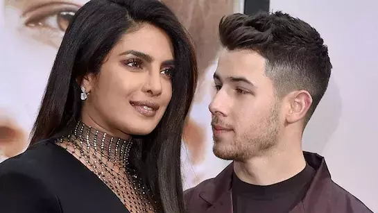 Nick जोनास ने प्रियंका चोपड़ा का मंगलसूत्र ब्रेसलेट की तरह पहना इंटरनेट पर छा गया Nick जोनास ने प्रियंका चोपड़ा का मंगलसूत्र ब्रेसलेट की तरह पहना इंटरनेट पर छा गया