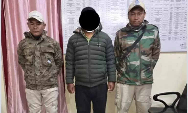 Manipur: कैदियों के लिए मोबाइल फोन और UPI रैकेट चलाने के आरोप में जेल वार्डर गिरफ्तार Manipur: कैदियों के लिए मोबाइल फोन और UPI रैकेट चलाने के आरोप में जेल वार्डर गिरफ्तार