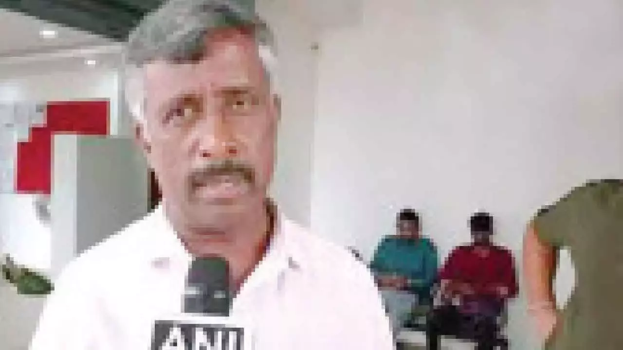 Karnataka: फर्जी ऑडियो और डॉक्यूमेंट अपलोड करने के आरोप में एक्टिविस्ट गिरफ्तार Karnataka: फर्जी ऑडियो और डॉक्यूमेंट अपलोड करने के आरोप में एक्टिविस्ट गिरफ्तार