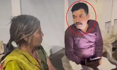 बच्चा चोर की अफवाह में बुजुर्ग महिला को पूर्व कांस्टेबल ने धमकाया बच्चा चोर की अफवाह में बुजुर्ग महिला को पूर्व कांस्टेबल ने धमकाया