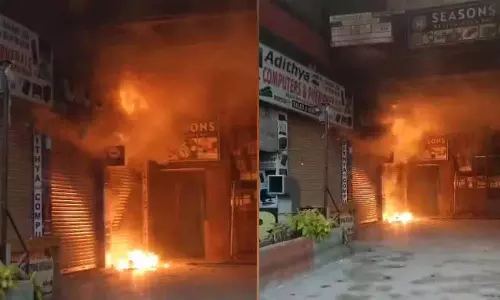 Kukatpally में स्टोर में आग लगने से मोबाइल फोन जलकर खाक हो गए