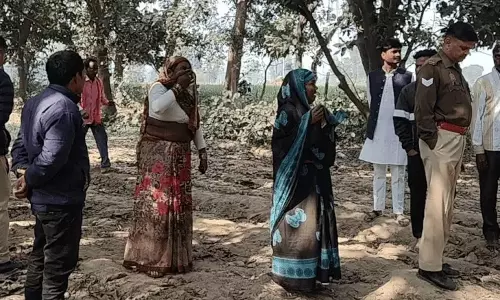 आम के बाग में युवक का शव मिला, पुलिस कर रही जांच आम के बाग में युवक का शव मिला, पुलिस कर रही जांच
