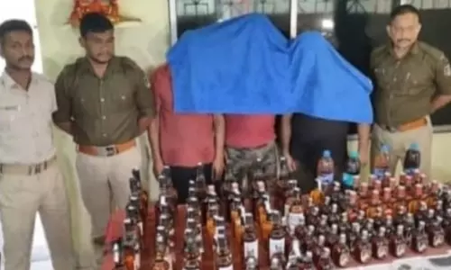 Rourkela में लाइसेंसी दुकान से नकली विदेशी शराब जब्त, 3 गिरफ्तार Rourkela में लाइसेंसी दुकान से नकली विदेशी शराब जब्त, 3 गिरफ्तार