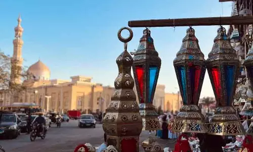 दुनिया भर में मुसलमान Ramadan की रोशनी और परंपराओं में डूबे दुनिया भर में मुसलमान Ramadan की रोशनी और परंपराओं में डूबे