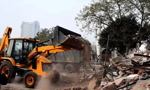 Lalru में ड्रग तस्कर की अवैध संपत्ति को गिराया गया Lalru में ड्रग तस्कर की अवैध संपत्ति को गिराया गया
