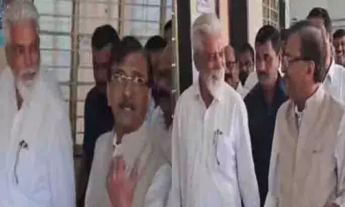 Sanjay Raut ने माफ़ी मांगी, विवाद खत्म किया; शिंदे सेना नेता से मिले