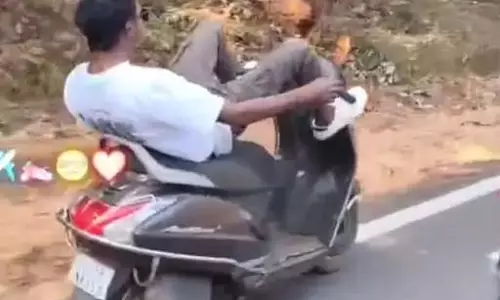 स्टंटबाजी करते स्कूटी चालक का वीडियो सोशल मीडिया पर वायरल स्टंटबाजी करते स्कूटी चालक का वीडियो सोशल मीडिया पर वायरल