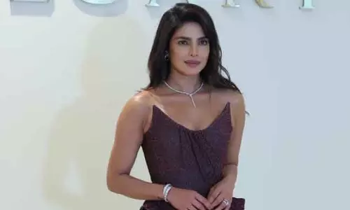 Priyanka Chopra बरगंडी गाउन में बनीं स्टाइल और ग्रेस का प्रतीक Priyanka Chopra बरगंडी गाउन में बनीं स्टाइल और ग्रेस का प्रतीक