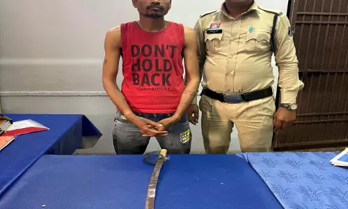 डी डी नगर में तलवार लेकर डराने वाला बदमाश गिरफ्तार डी डी नगर में तलवार लेकर डराने वाला बदमाश गिरफ्तार