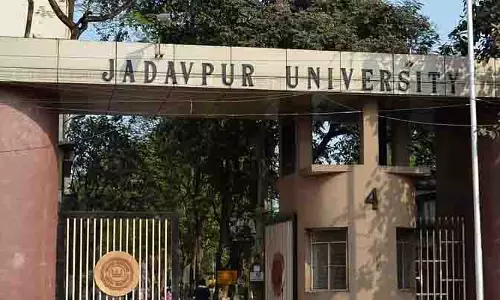 JU में छात्रों के बीच झड़प, दो प्रोफेसरों की पिटाई JU में छात्रों के बीच झड़प, दो प्रोफेसरों की पिटाई