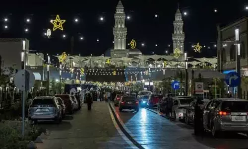 Medina में रमज़ान का सांस्कृतिक और सामुदायिक उत्सव Medina में रमज़ान का सांस्कृतिक और सामुदायिक उत्सव