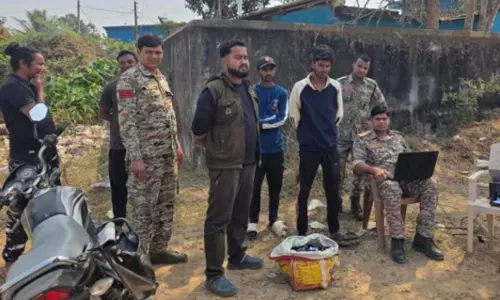 बाइक में कफ सिरप बेचते युवक गिरफ्तार, भारी मात्रा में नशीली दवाइयां जब्त बाइक में कफ सिरप बेचते युवक गिरफ्तार, भारी मात्रा में नशीली दवाइयां जब्त