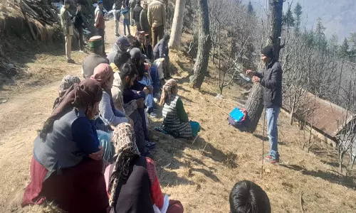 Jubbal में सेब किसानों ने बेदखली विरोध प्रदर्शन किया Jubbal में सेब किसानों ने बेदखली विरोध प्रदर्शन किया
