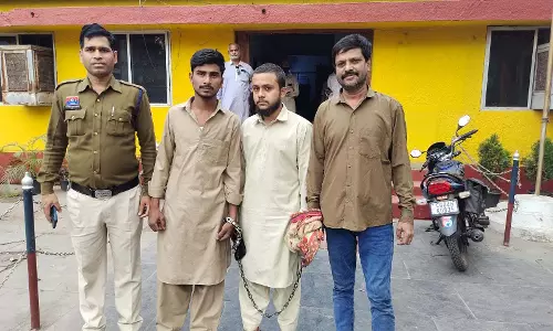 Raipur Breaking: आपसी विवाद में जानलेवा हमला करने वाले 3 आरोपी गिरफ्तार Raipur Breaking: आपसी विवाद में जानलेवा हमला करने वाले 3 आरोपी गिरफ्तार