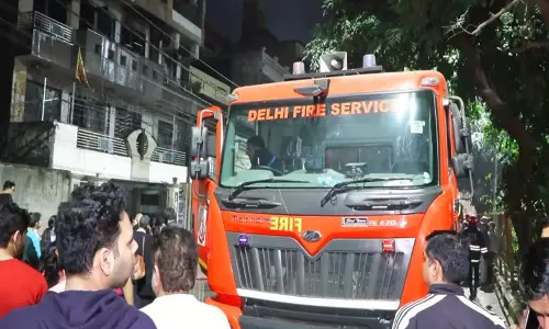 Delhi: मॉडल टाउन में घर में आग लगी, पांच अग्निशमन सेवाएं मौके पर पहुंचीं Delhi: मॉडल टाउन में घर में आग लगी, पांच अग्निशमन सेवाएं मौके पर पहुंचीं