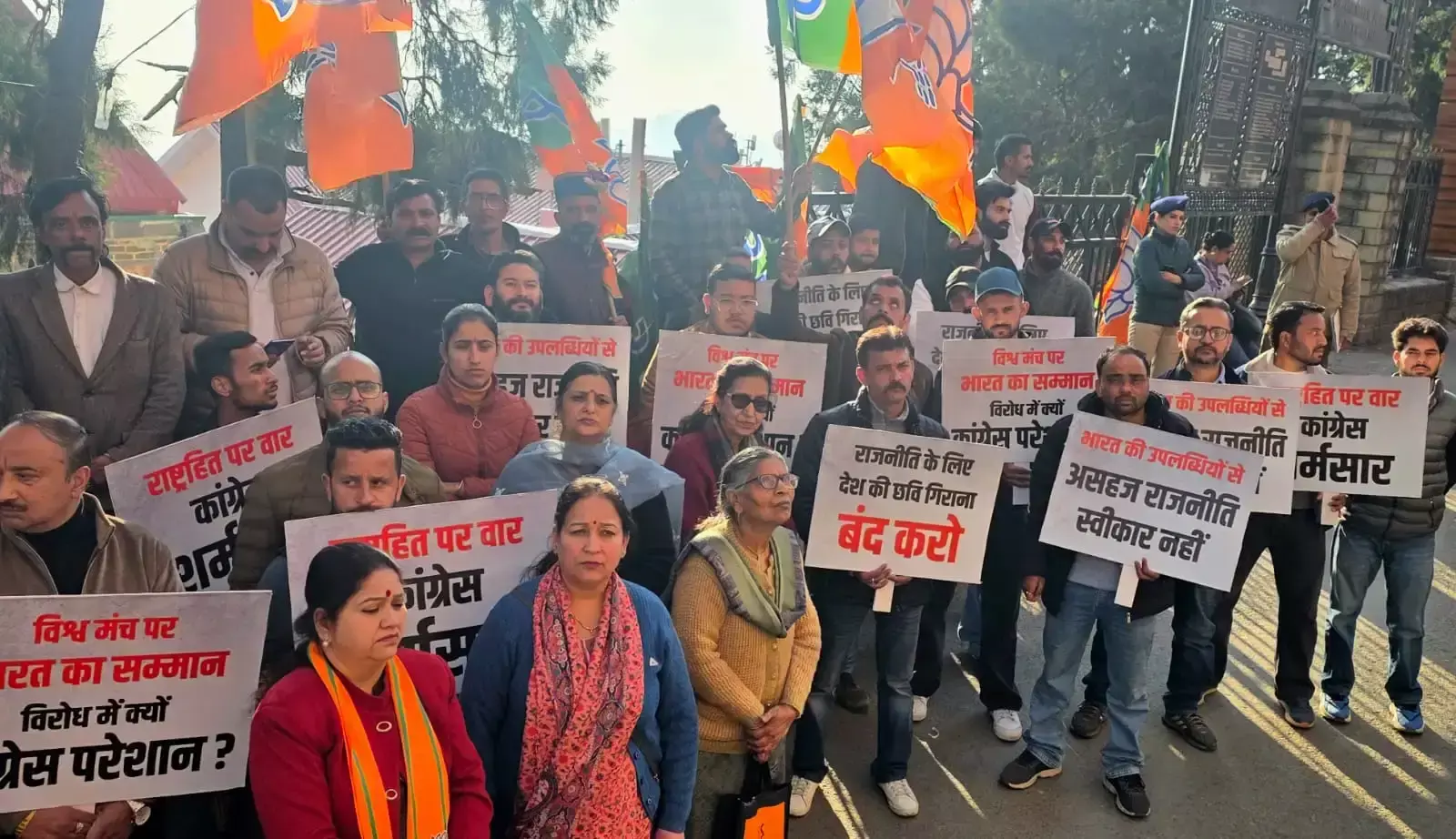 Shimla: एआई समिट विवाद को लेकर सड़क पर उतरे कार्यकर्ता Shimla: एआई समिट विवाद को लेकर सड़क पर उतरे कार्यकर्ता