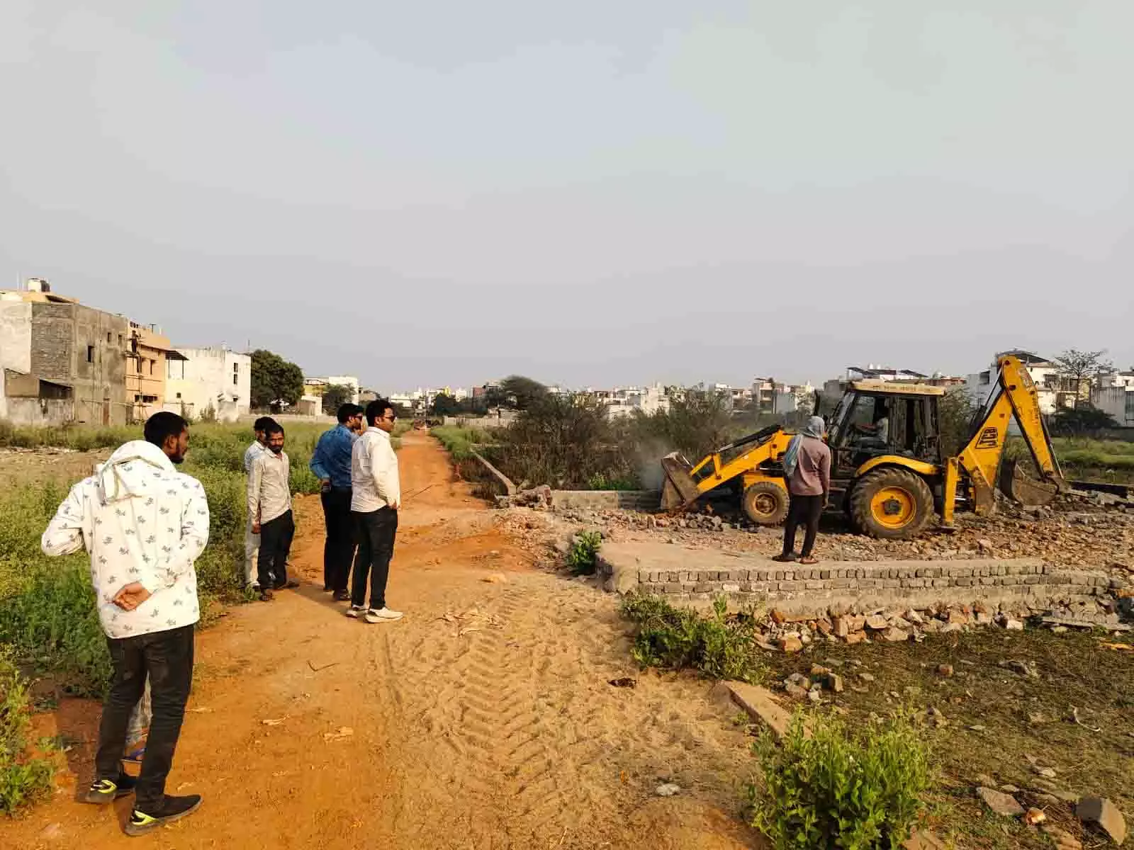 रायपुर: सड्डू में 6 एकड़ निजी भूमि अवैध प्लाटिंग पर चला नगर निगम का JCB रायपुर: सड्डू में 6 एकड़ निजी भूमि अवैध प्लाटिंग पर चला नगर निगम का JCB