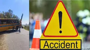 Ramnagar: स्कूल बस को ओवरटेक करना पड़ा भारी, नहर में गिरी बाइक Ramnagar: स्कूल बस को ओवरटेक करना पड़ा भारी, नहर में गिरी बाइक