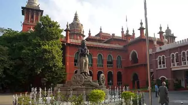 ईस्ट कोस्ट रोड उल्लंघन के चरण: HC ने चेन्नई कॉर्पोरेशन को आदेश दिया ईस्ट कोस्ट रोड उल्लंघन के चरण: HC ने चेन्नई कॉर्पोरेशन को आदेश दिया