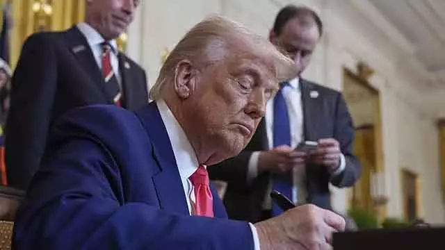 Trump ने सभी देशों पर नया 10% टैक्स लगा दिया है Trump ने सभी देशों पर नया 10% टैक्स लगा दिया है