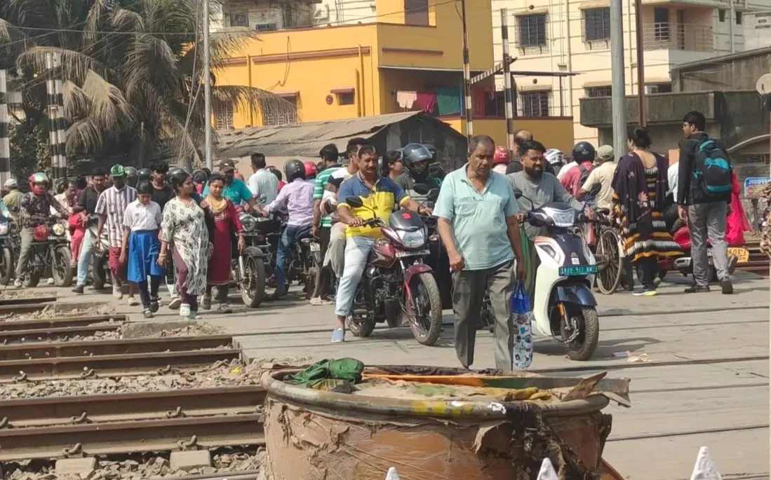 Kharagpur: अनधिकृत पार मार्ग बंद होने पर प्रदर्शन Kharagpur: अनधिकृत पार मार्ग बंद होने पर प्रदर्शन