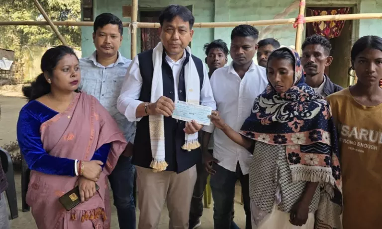 Assam सरकार ने डिगबोई लिंचिंग पीड़ित के परिवार को 5 लाख रुपये की अनुग्रह राशि दी Assam सरकार ने डिगबोई लिंचिंग पीड़ित के परिवार को 5 लाख रुपये की अनुग्रह राशि दी