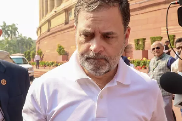 मानहानि केस में कानूनी प्रक्रिया पूरी करने के लिए गांधी भिवंडी अदालत में हुए पेश मानहानि केस में कानूनी प्रक्रिया पूरी करने के लिए गांधी भिवंडी अदालत में हुए पेश