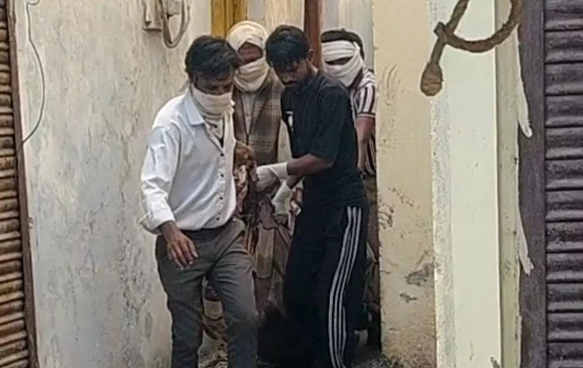 Gwalior: मां के शव के साथ पांच दिन घर में रहे भाई-बहन Gwalior: मां के शव के साथ पांच दिन घर में रहे भाई-बहन