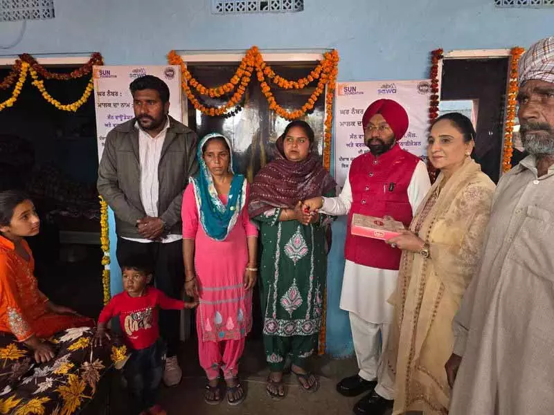 MP Vikramjit Singh Sawhney ने अजनाला के बाढ़ प्रभावित परिवारों को फिर से बने घरों की चाबियां सौंपीं MP Vikramjit Singh Sawhney ने अजनाला के बाढ़ प्रभावित परिवारों को फिर से बने घरों की चाबियां सौंपीं