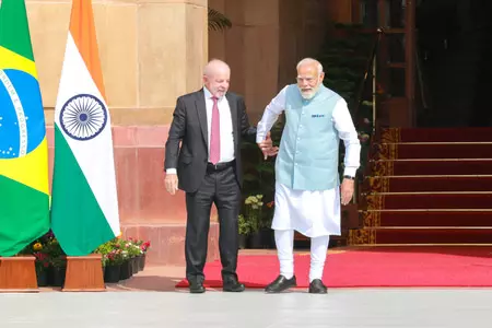 राष्ट्रपति भवन में लूला का औपचारिक स्वागत, पीएम मोदी के साथ हैदराबाद हाउस में द्विपक्षीय वार्ता शुरू राष्ट्रपति भवन में लूला का औपचारिक स्वागत, पीएम मोदी के साथ हैदराबाद हाउस में द्विपक्षीय वार्ता शुरू