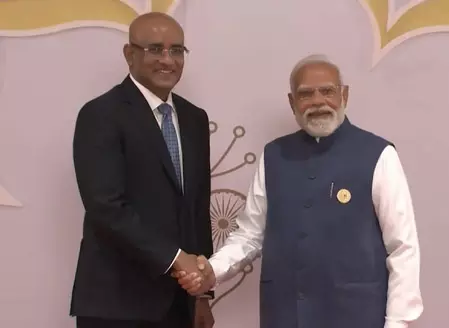 अयोध्या पहुंचे गुयाना के उप उपराष्ट्रपति डॉ. भरत जगदेव, दर्शन के साथ राम मंदिर परिसर का लेंगे जायजा अयोध्या पहुंचे गुयाना के उप उपराष्ट्रपति डॉ. भरत जगदेव, दर्शन के साथ राम मंदिर परिसर का लेंगे जायजा