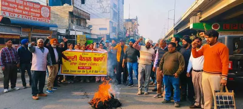 Phagwara में टीचरों और सरकारी कर्मचारियों ने पेंशन में देरी और TET की ज़रूरत का विरोध किया Phagwara में टीचरों और सरकारी कर्मचारियों ने पेंशन में देरी और TET की ज़रूरत का विरोध किया