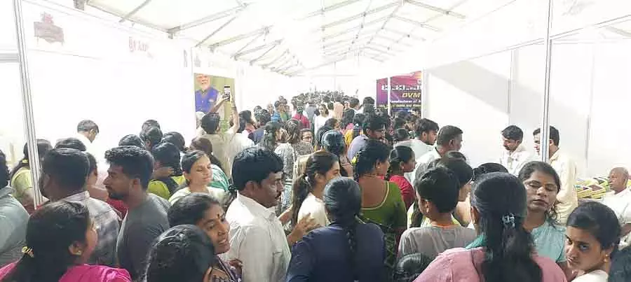 Doddaballapura : साड़ी संगीत में उमड़ा जनसैलाब Doddaballapura : साड़ी संगीत में उमड़ा जनसैलाब