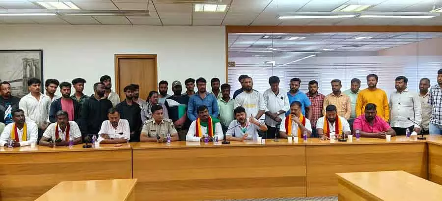 Harohalli : कन्नड़ के अपमान पर लेक्चरर ने माफी मांगी Harohalli : कन्नड़ के अपमान पर लेक्चरर ने माफी मांगी