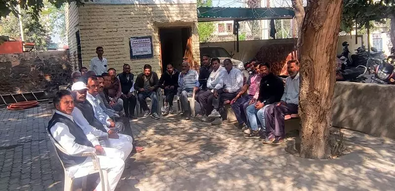 Fatehabad के जलदाय कर्मचारियों ने एक्सईएन के निलंबन के विरोध में काम बंद की धमकी दी Fatehabad के जलदाय कर्मचारियों ने एक्सईएन के निलंबन के विरोध में काम बंद की धमकी दी
