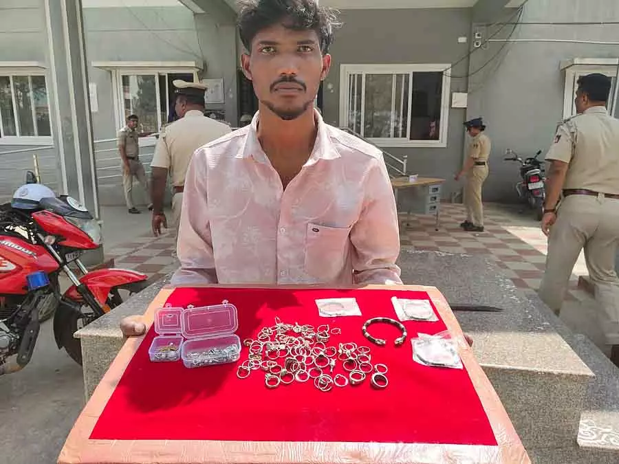 Chintamani : सोना चोरी का संदिग्ध गिरफ्तार Chintamani : सोना चोरी का संदिग्ध गिरफ्तार