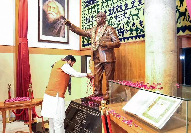 Haryana विधानसभा ने नेताओं और शहीदों को श्रद्धांजलि दी Haryana विधानसभा ने नेताओं और शहीदों को श्रद्धांजलि दी