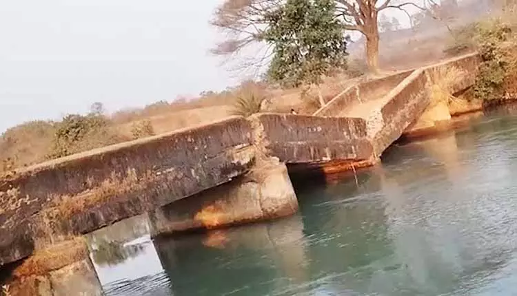 Jaipur में पुराना नहर पुल ढह गया, गांवों का संपर्क टूटा Jaipur में पुराना नहर पुल ढह गया, गांवों का संपर्क टूटा