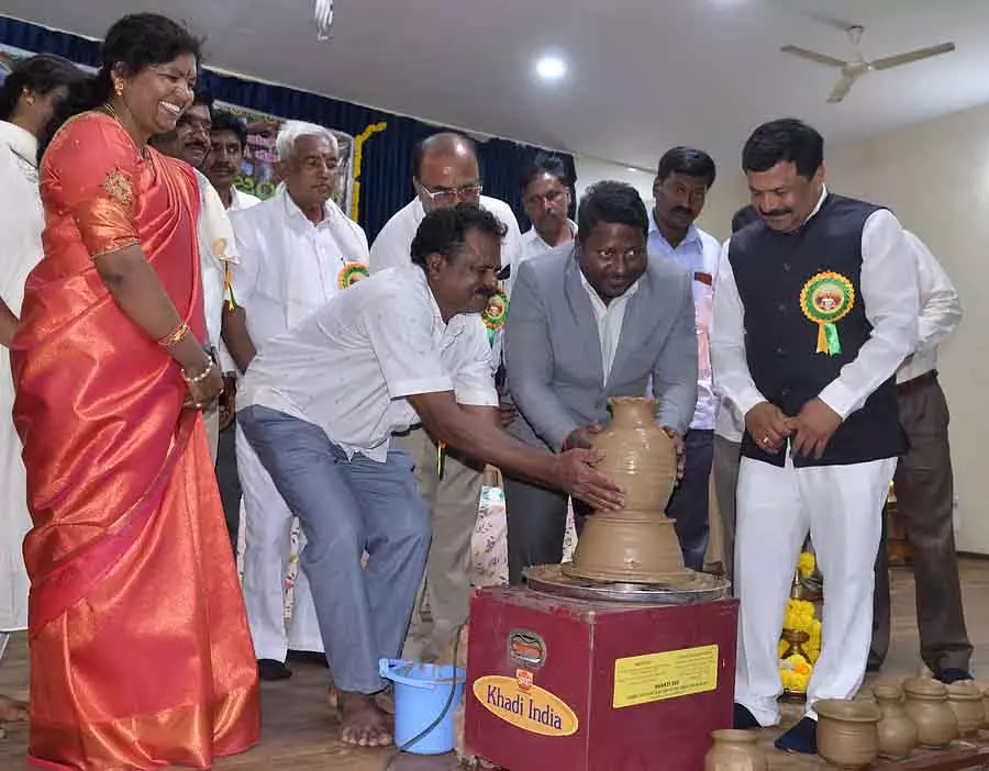 Karnataka : कुंभारा निगम को ₹100 करोड़ देने की मांग Karnataka : कुंभारा निगम को ₹100 करोड़ देने की मांग