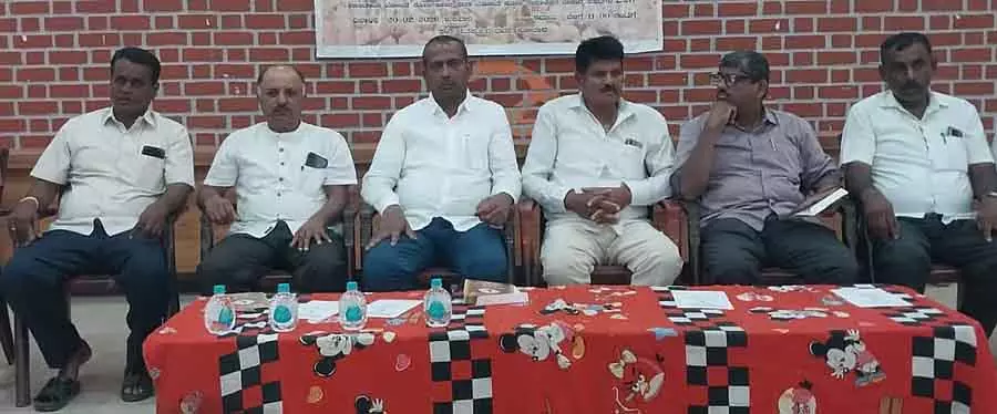 Kolar : पोल्ट्री किसानों का शोषण हो रहा है, सुरक्षा की मांग Kolar : पोल्ट्री किसानों का शोषण हो रहा है, सुरक्षा की मांग