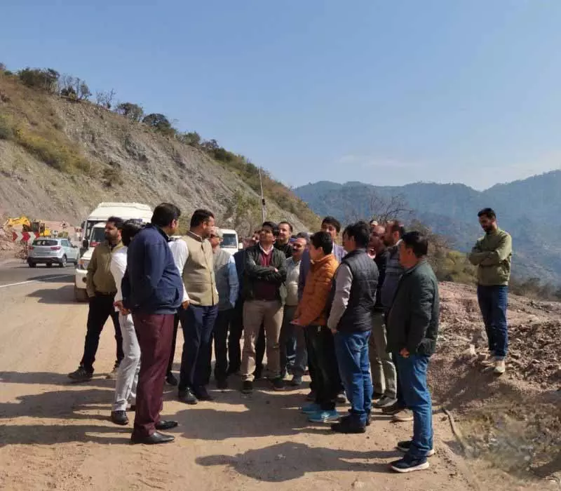 PWD के एग्जीक्यूटिव इंजीनियरों ने परवाणू-कैथलीघाट रोड पर स्लोप प्रोटेक्शन वर्क की बारीकियां सीखीं PWD के एग्जीक्यूटिव इंजीनियरों ने परवाणू-कैथलीघाट रोड पर स्लोप प्रोटेक्शन वर्क की बारीकियां सीखीं