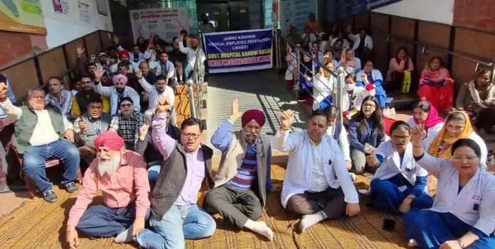 हेल्थ कर्मचारियों ने छुट्टी के भत्ते वापस लेने के विरोध में UT-वाइड 2 घंटे की हड़ताल की हेल्थ कर्मचारियों ने छुट्टी के भत्ते वापस लेने के विरोध में UT-वाइड 2 घंटे की हड़ताल की