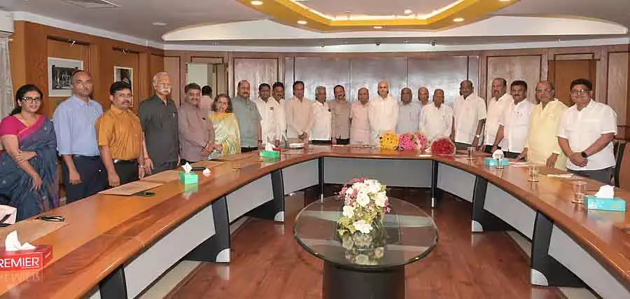 Karnataka : युवा नेता अमित कोरे ने KLE संगठन की कमान संभाली Karnataka : युवा नेता अमित कोरे ने KLE संगठन की कमान संभाली