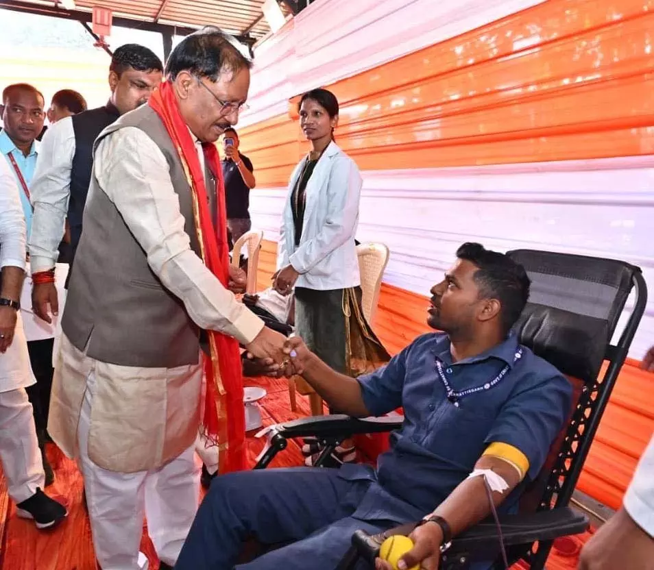 जन्मदिन पर सेवा का संदेश: मुख्यमंत्री साय ने जन्मदिन पर रक्तदान शिविर का किया शुभारंभ जन्मदिन पर सेवा का संदेश: मुख्यमंत्री साय ने जन्मदिन पर रक्तदान शिविर का किया शुभारंभ