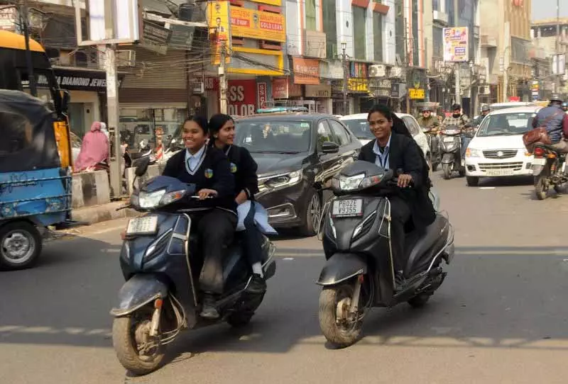 Amritsar में नाबालिगों के गाड़ी चलाने पर रोक नहीं Amritsar में नाबालिगों के गाड़ी चलाने पर रोक नहीं