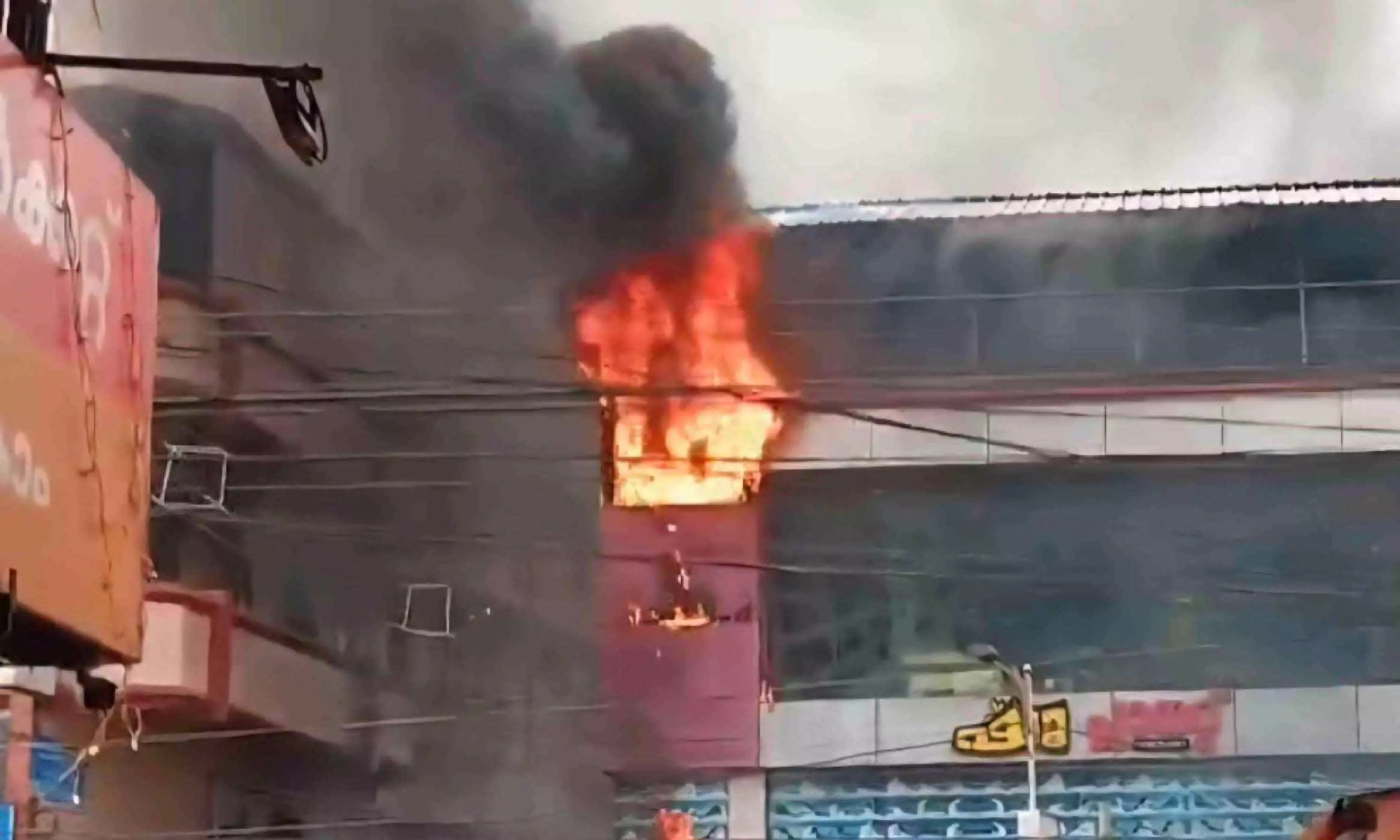 Kerala : मन्नारकाड शहर में इमारत में आग लग गई Kerala : मन्नारकाड शहर में इमारत में आग लग गई