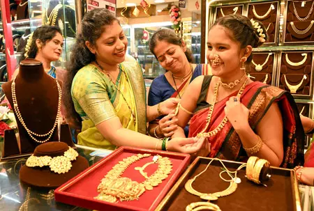 इस हफ्ते सोने की चमक बढ़ी, चांदी फिर से 2.50 लाख रुपए प्रति किलो के पार इस हफ्ते सोने की चमक बढ़ी, चांदी फिर से 2.50 लाख रुपए प्रति किलो के पार