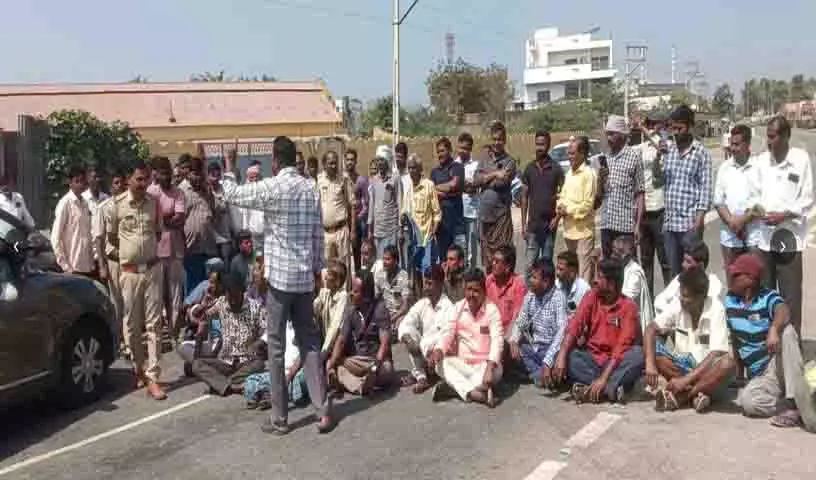 नरकेटपल्ली-अड्डांकी रोड पर Urea की कमी को लेकर किसानों ने किया प्रदर्शन नरकेटपल्ली-अड्डांकी रोड पर Urea की कमी को लेकर किसानों ने किया प्रदर्शन